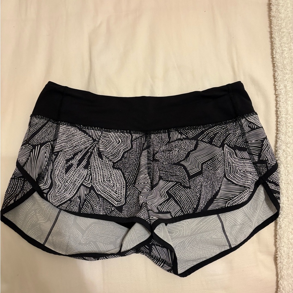 Lululemon Speed Up Low-Rise Lined Short  2.5”, Size 6, Black and White Pattern